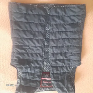 Chaleco acolchado azul con lunares