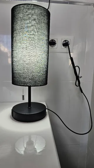 Lámpara de mesa moderna negra