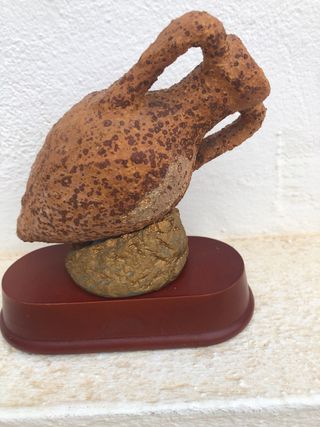Ánfora de barro decorativa