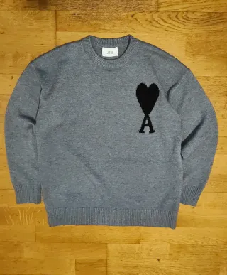 Jersey AMI Paris gris con corazón negro