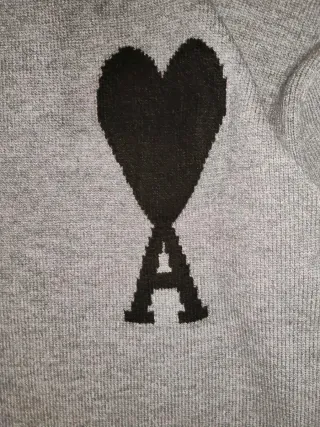 Jersey AMI Paris gris con corazón negro