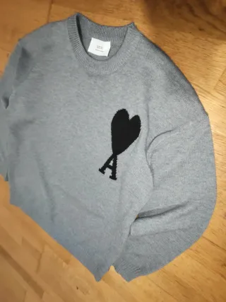 Jersey AMI Paris gris con corazón negro
