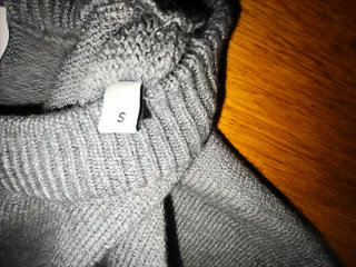 Jersey AMI Paris gris con corazón negro