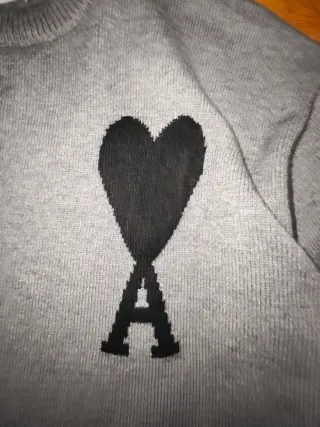 Jersey AMI Paris gris con corazón negro