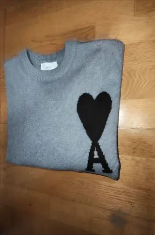 Jersey AMI Paris gris con corazón negro