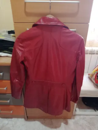 Cazadora de piel roja para mujer