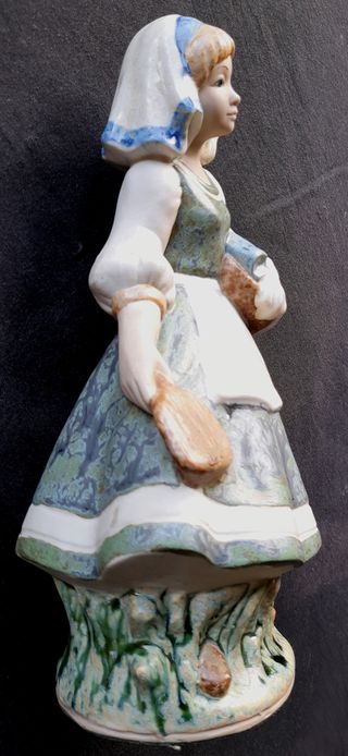 Figura porcelana niña lavandera