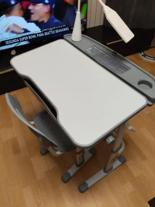 Mesa juvenil con lámpara y silla