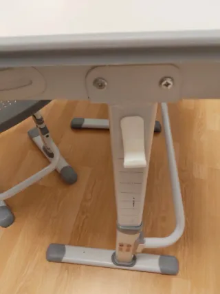 Mesa juvenil con lámpara y silla