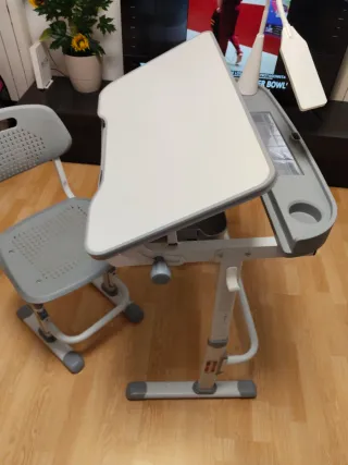 Mesa juvenil con lámpara y silla