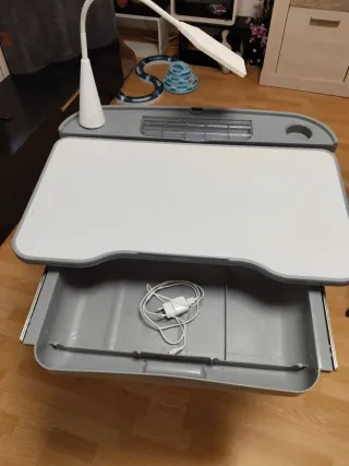 Mesa juvenil con lámpara y silla