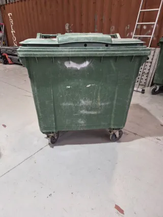 Contenedor de basura grande con ruedas
