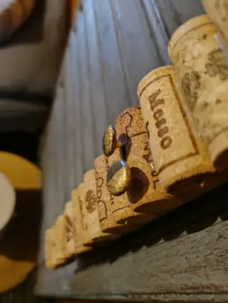 Porta orecchini in sughero