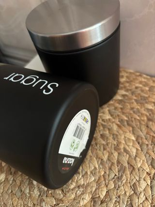 Tarros de té y azúcar metálicos negros