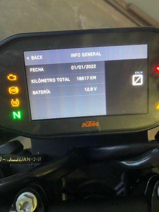 KTM 890 Duke R Blanca y Naranja