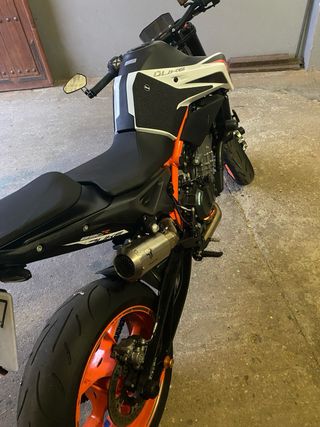 KTM 890 Duke R Blanca y Naranja