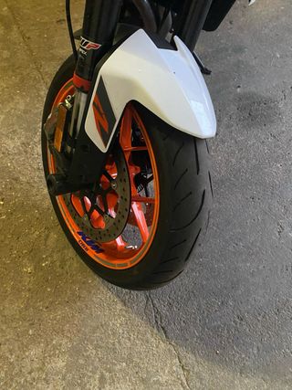 KTM 890 Duke R Blanca y Naranja