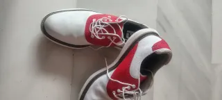 Zapatos de golf FootJoy blancos y rojos
