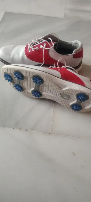 Zapatos de golf FootJoy blancos y rojos