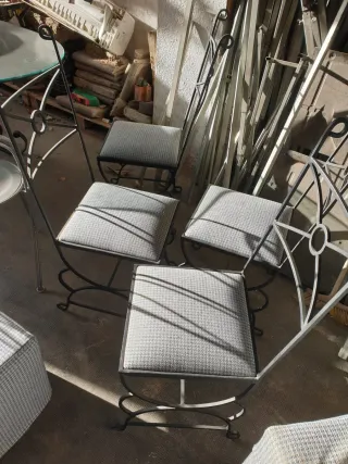 Mesa de cristal y sillas