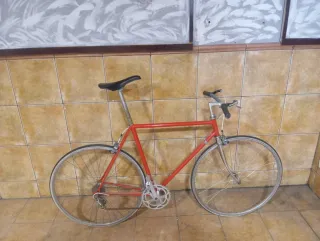 Bicicleta de carretera roja