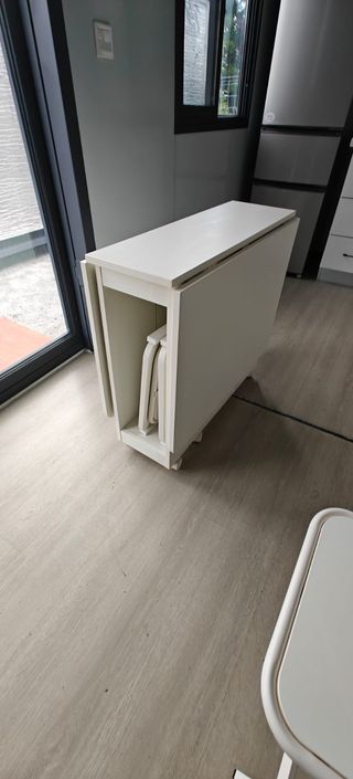 Mesa extensible con almacenamiento y 4 sillas