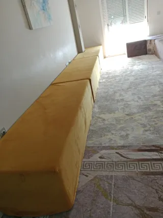 Sofá modular terciopelo amarillo y marrón