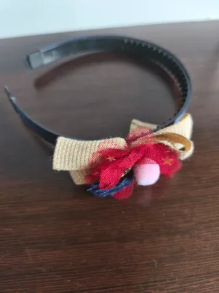 Diadema beige y roja con pompón y flecos