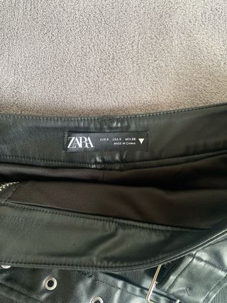 Falda de cuero negra con cremallera