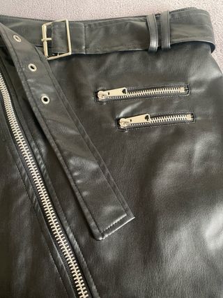 Falda de cuero negra con cremallera