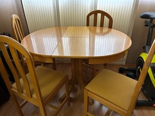 Mesa de comedor y 4 sillas