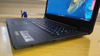 Portátil Lenovo V110 con Windows 11