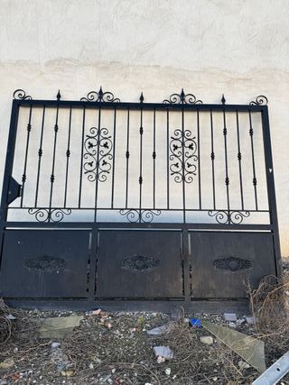 Puerta de cochera negra de hierro