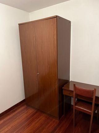 Camas, armarios, escritorios...Habitación completa