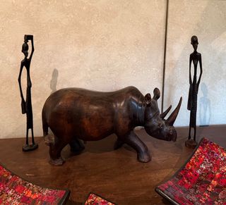 Figura de Rinoceronte de Madera Tallada