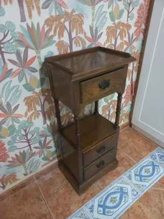 Mesita alta madera antigua