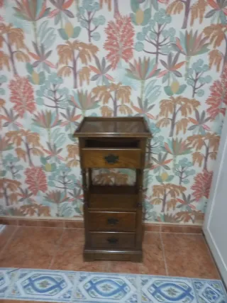 Mesita alta madera antigua