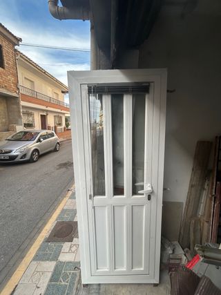 Puerta aluminio blanca con cerradura