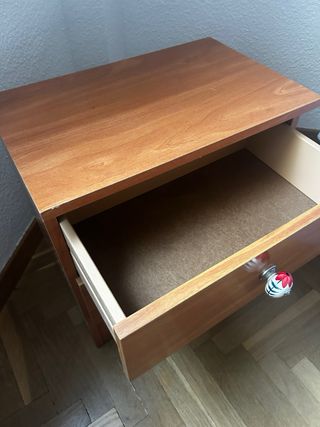 Mesita de noche de madera con tiradores