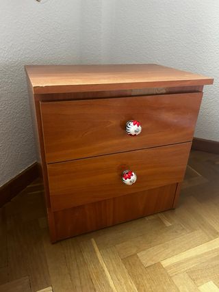 Mesita de noche de madera con tiradores
