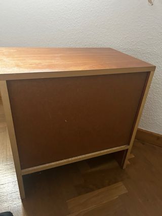 Mesita de noche de madera con tiradores