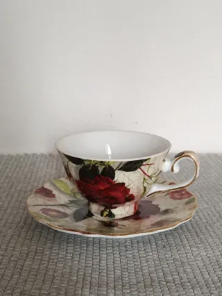 Chavena de chá vintage com rosas vermelhas