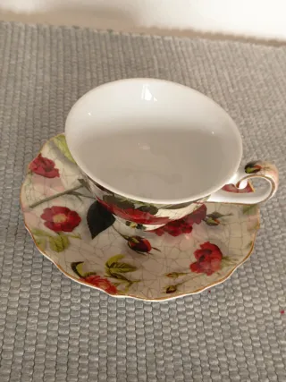 Chavena de chá vintage com rosas vermelhas