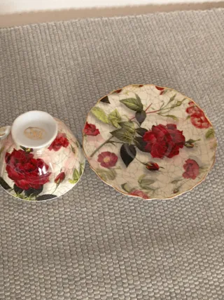 Chavena de chá vintage com rosas vermelhas