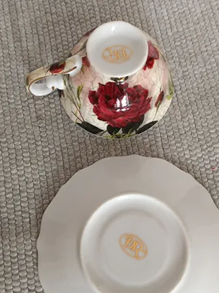 Chavena de chá vintage com rosas vermelhas