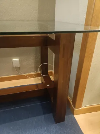 Mesa comedor madera y cristal.