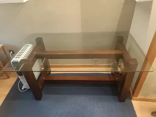 Mesa comedor madera y cristal.