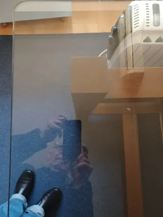 Mesa comedor madera y cristal.