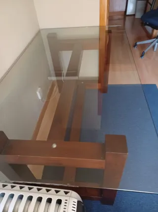 Mesa comedor madera y cristal.
