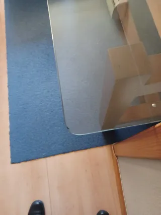 Mesa comedor madera y cristal.